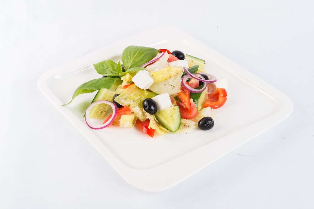 Салат из свежих овощей с греческим сыром